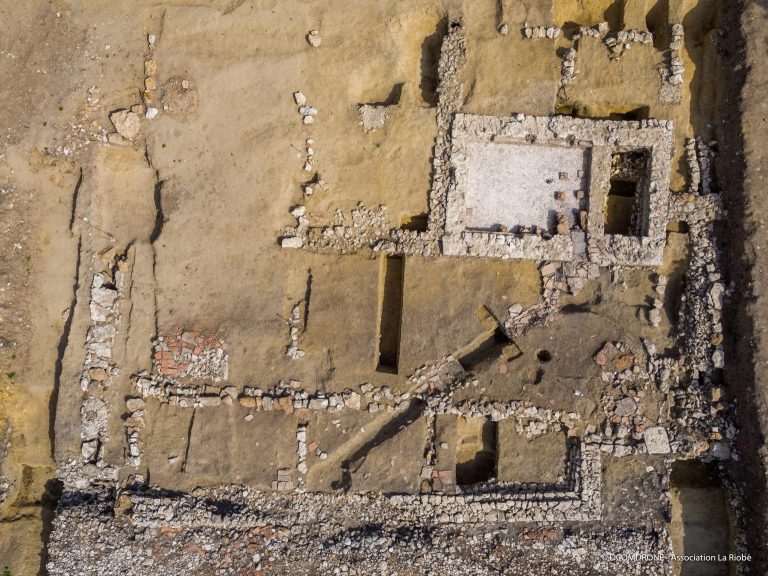 Site archeologique de Chateaubleau photo aerienne par drone DCOMDRONE Association La Riobe 4 copie 1536x1151 1 768x576